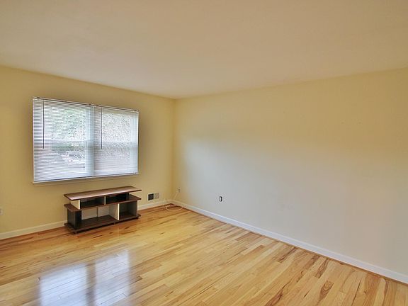 4th image of 12529 Oakwood Dr