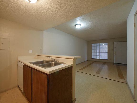 4th image of 701 Oakwood Ln APT 8