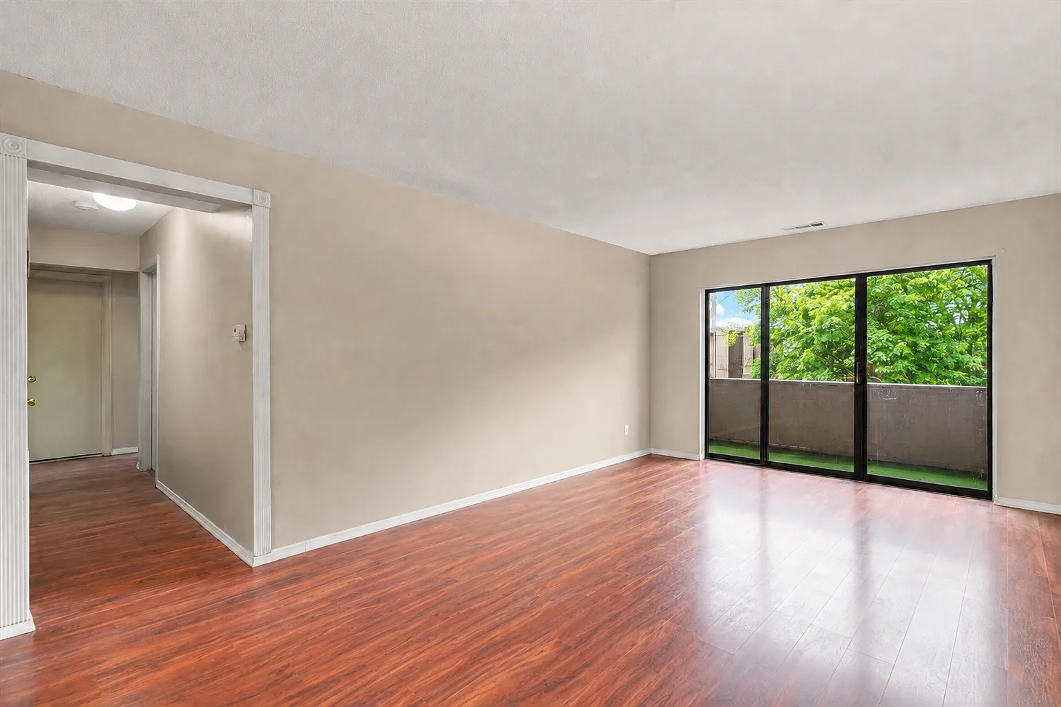 2 bed, 930 sqft, $2,050 — Photo 2