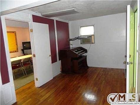 5th image of 54 1st St