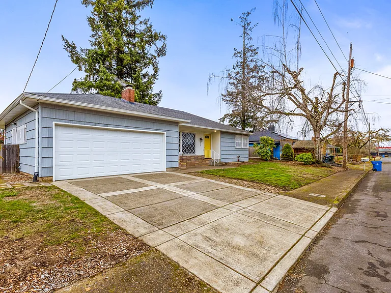 235 Riviera Dr NE — Photo 3