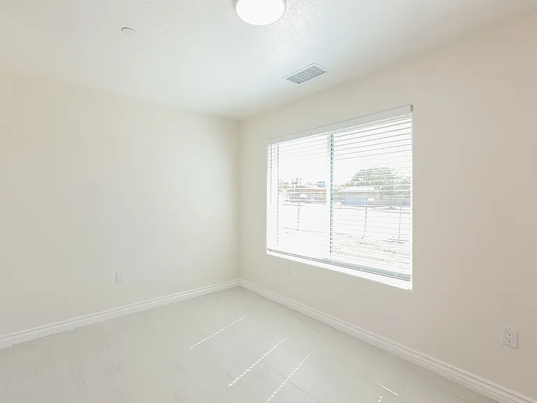 Spacious 3BR/2BA Home with Open Floor Plan, Garage & Washer/Dryer — Photo 56