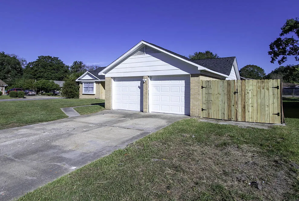 4 bed, 2.0 bath, 2300 sqft, $2,300 — Photo 4