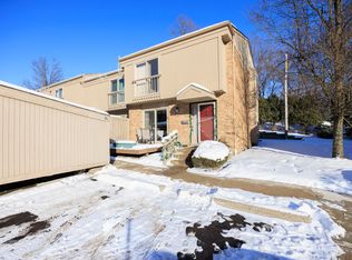 1472 Oakbrook Dr E, Rochester, MI 48307