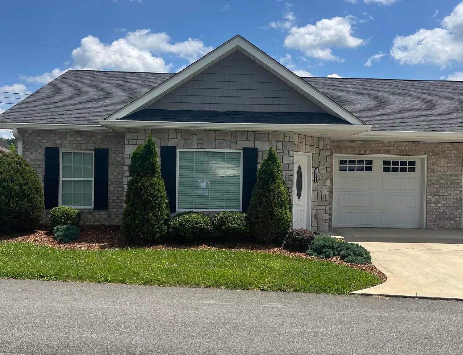 2 bed, 2.5 bath, 1401 sqft, $1,850 — Photo 1