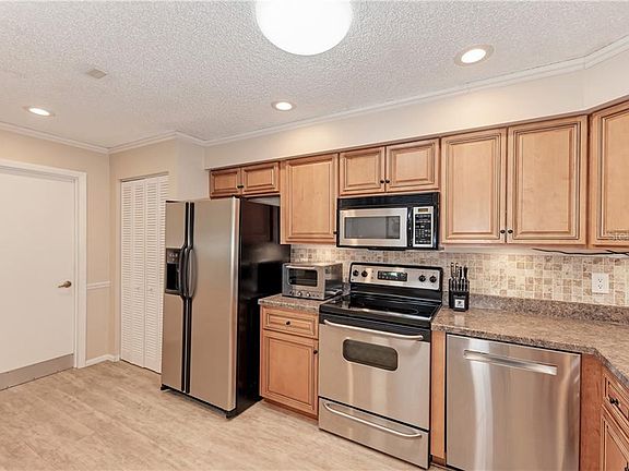 5th image of 610 Pinebrook Cres #10