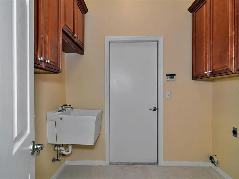 4305 Round Lake Ct — Photo 15