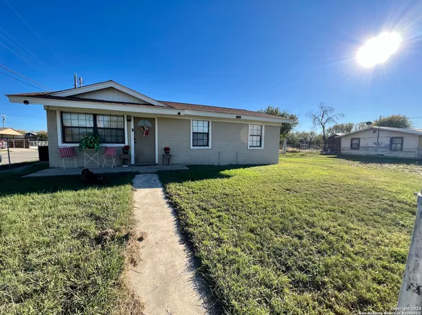 422 E DIMMIT ST, Crystal City, TX 78839