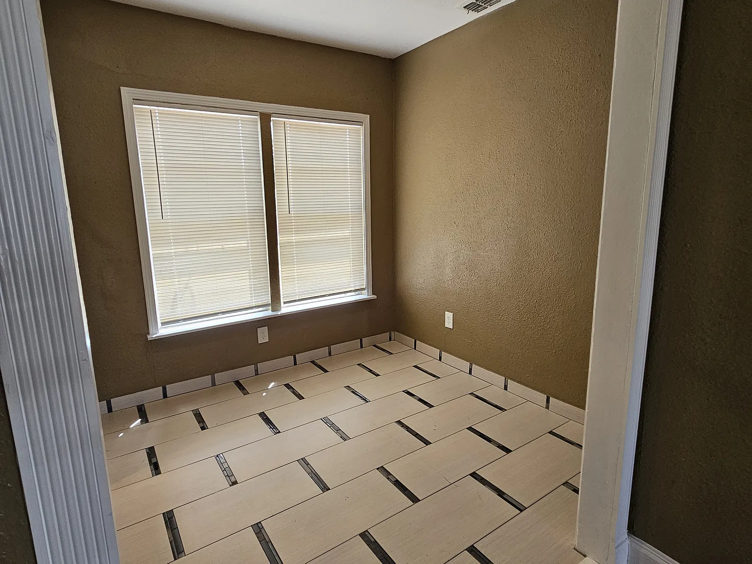 3 bed, 1000 sqft, $1,800 — Photo 3