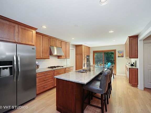 5th image of 33 Oxford Dr