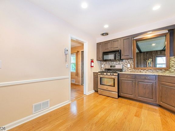 5th image of 40 Laurel Pl
