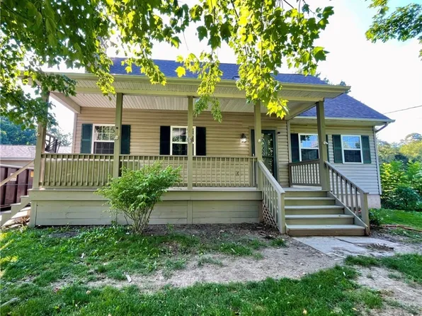 915 Walnut Grove Dr, New Waterford, OH 44445
