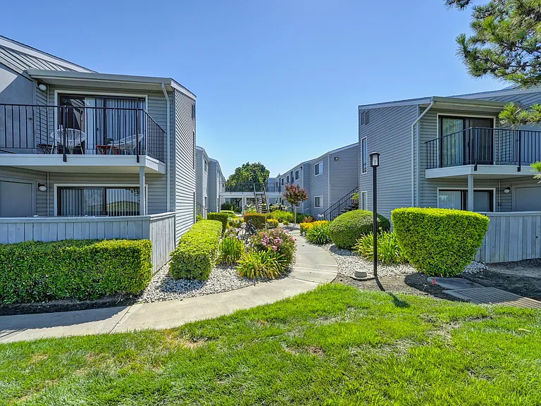 Silverstone Apartments — Photo 48