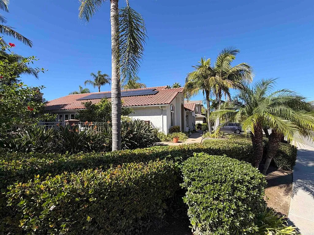 5 bed, 3.0 bath, 2652 sqft, $5,695 — Photo 2