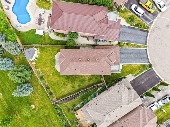 12 Stirrup Ct, Brampton, ON L6X 4Y1