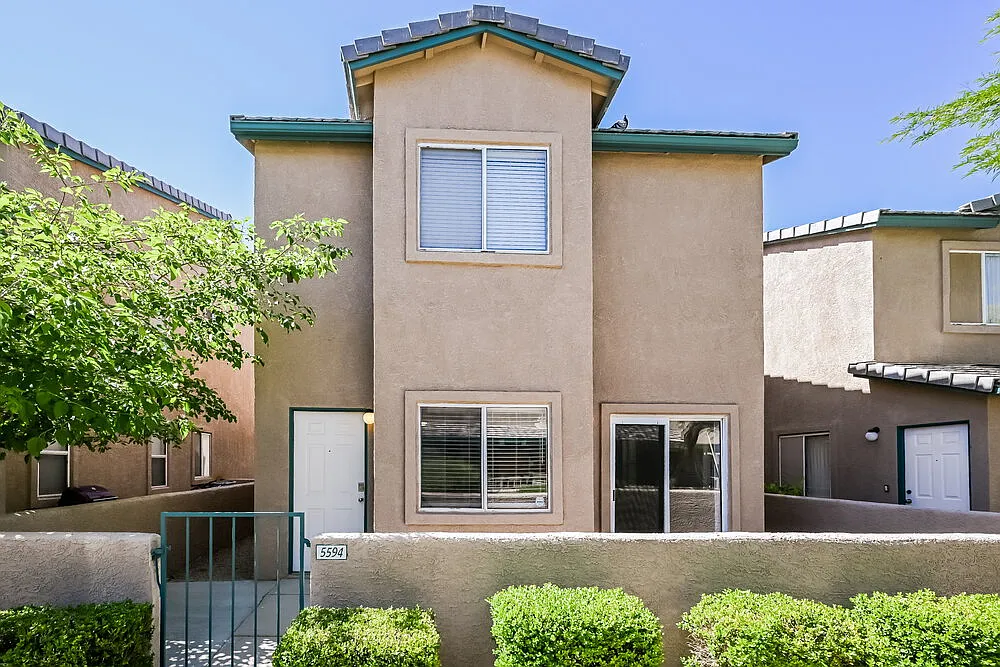 3 bed, 2.5 bath, 1480 sqft, $2,080 — Photo 1