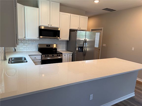 3rd image of 3025 Sabinas St