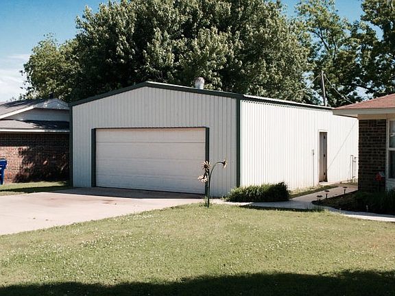 2nd image of 303 E Colonial Dr
