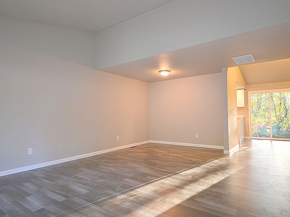3rd image of 1195 Hillandale Dr E