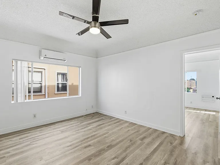 707 W 48th Street — Photo 15