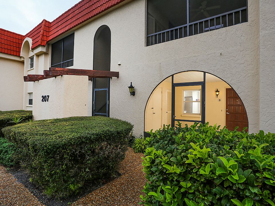 Front screened-in front entr