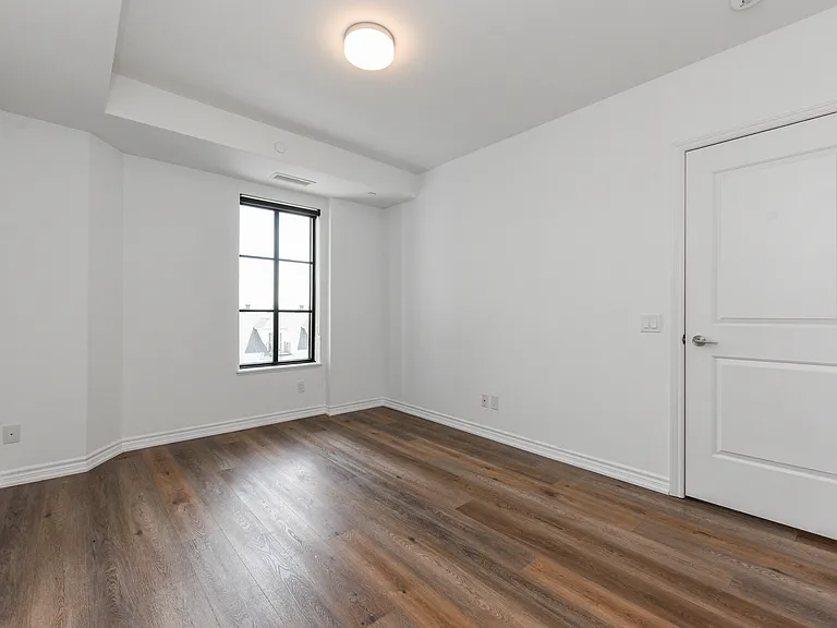 571 Prince Edward Dr N — Photo 16