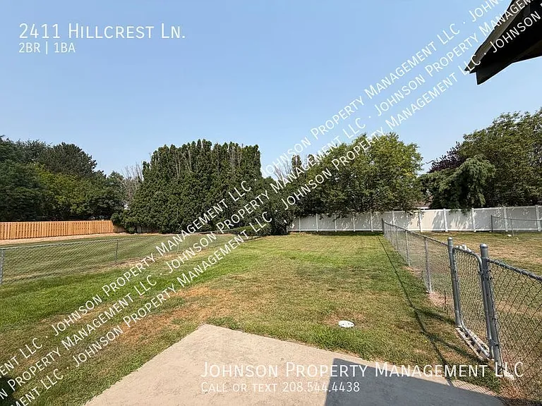 2411 Hillcrest Ln — Photo 9