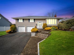 15 Gloria Pl, Plainview, NY 11803