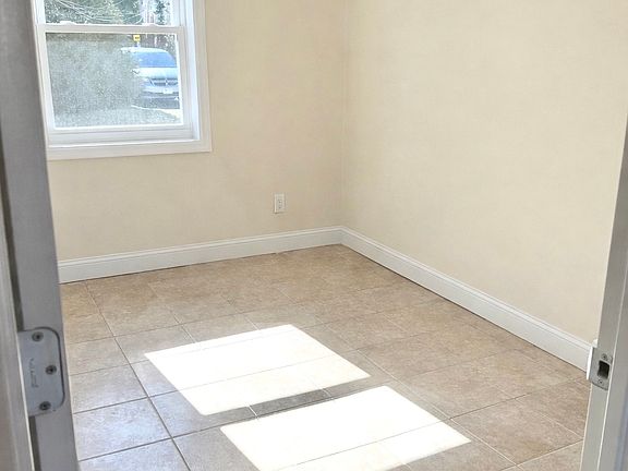 4th image of 31 Perry Ln