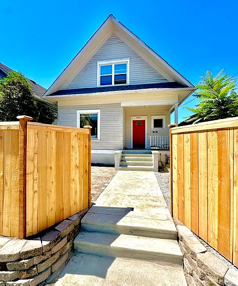 2217 Franklin Ave E — Photo 2