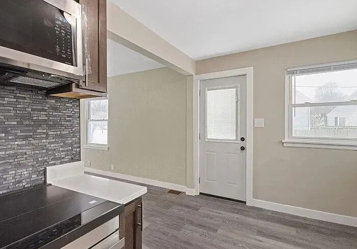 4 bed, 1.5 bath, 1400 sqft, $3,796 — Photo 4