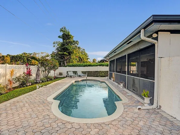 8084 Buttonwood Cir, Tamarac, FL 33321