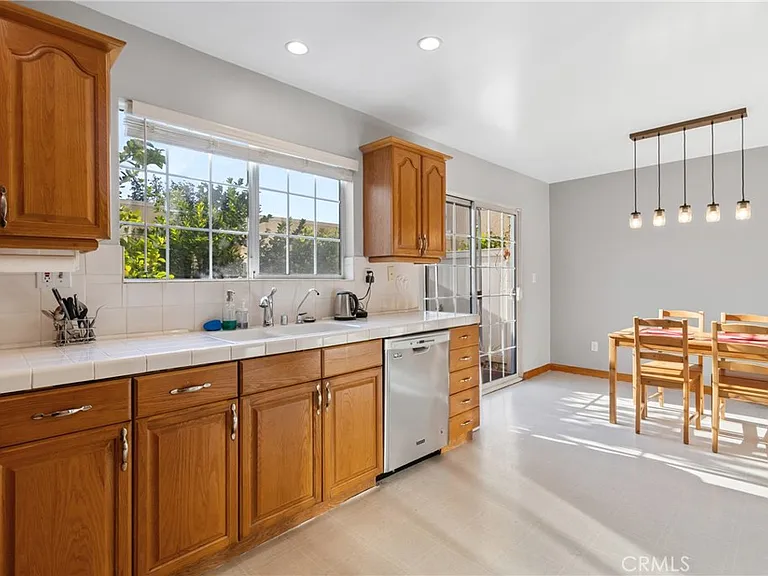 19124 Hamlin St #5 — Photo 10