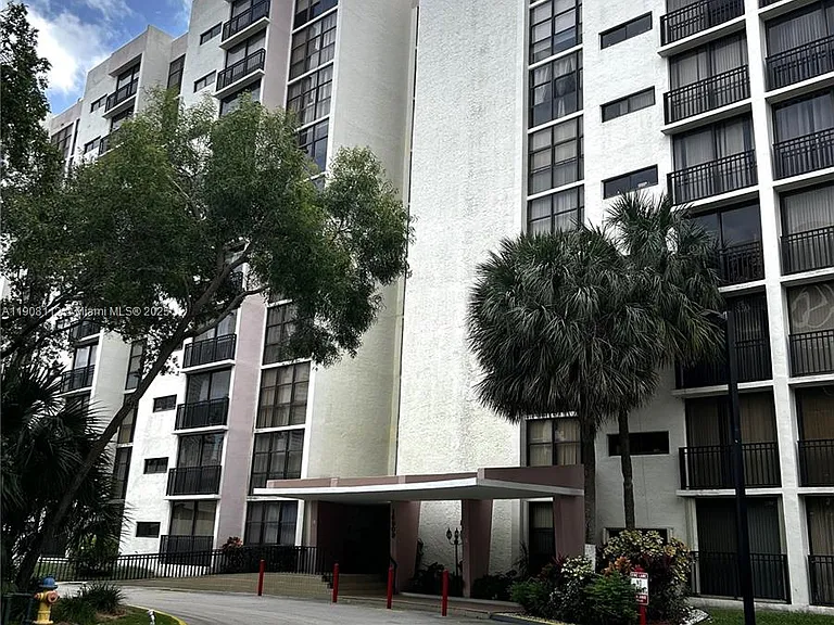 16909 N Bay Rd #103 — Photo 3