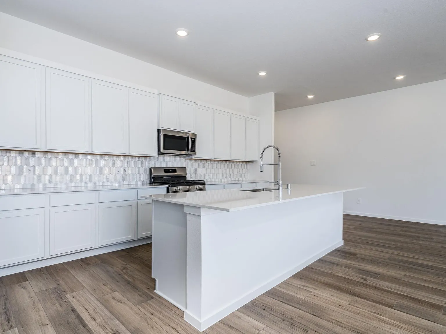4 bed, 3.0 bath, 2731 sqft, $2,690 — Photo 4