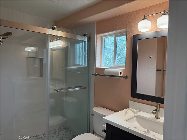 2102 Niobe #B — Photo 3