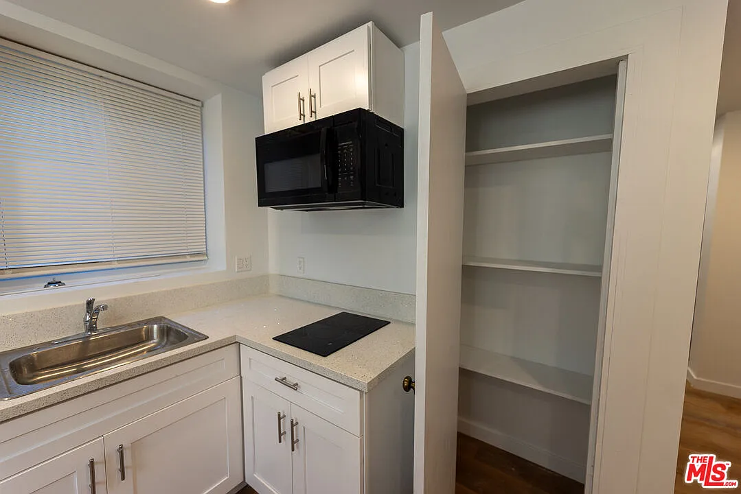 Studio, 1.0 bath, 290 sqft, $1,250 — Photo 2