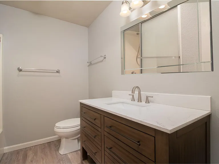 1910 Oak Hills Dr — Photo 2