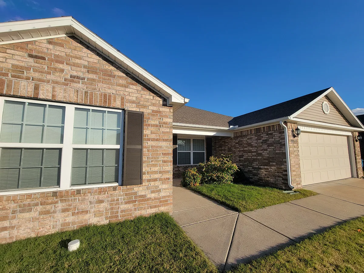 Building Photo - 905 SW Loudon Dr