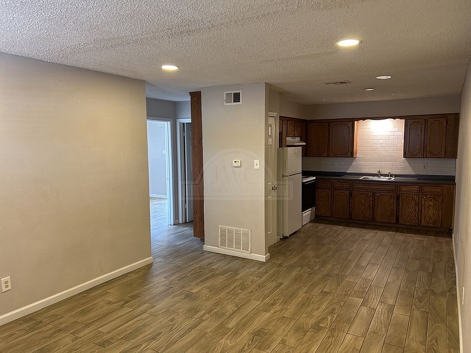 1st image of 507 Hackberry St #30