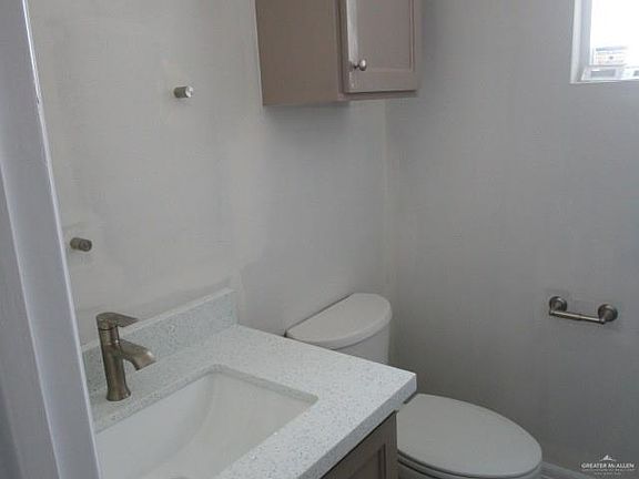 5th image of 907 W Kiwi Ave W