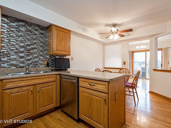 4th image of 832 Thornwood Dr