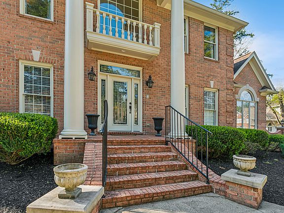 2nd image of 1406 Hawthorn Pl