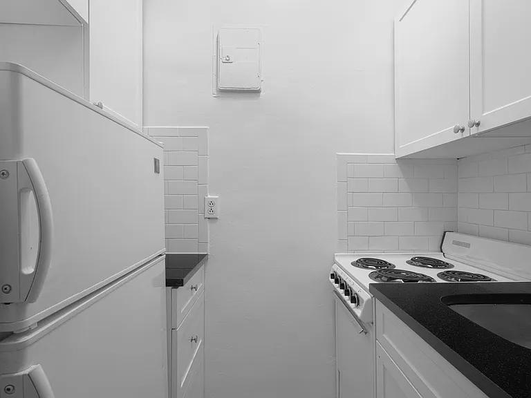 208 W 23rd St #807 — Photo 6