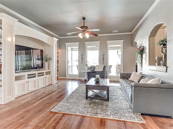 4th image of 380 Stephany Dr