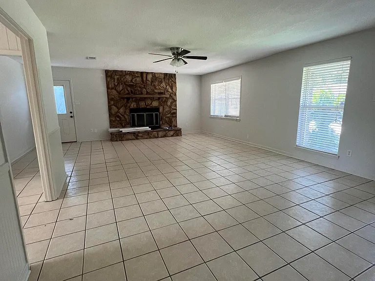 2819 Lawnwood Dr — Photo 4