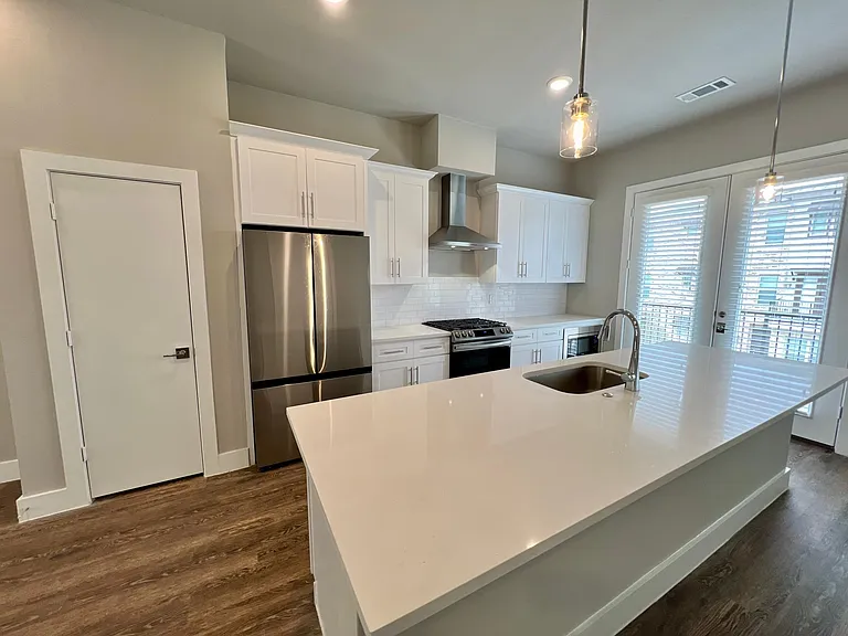 714 N Plano Rd — Photo 15