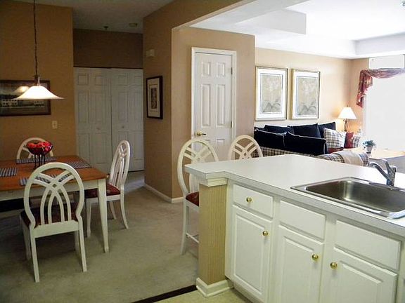 Kitchen & breakfast nook