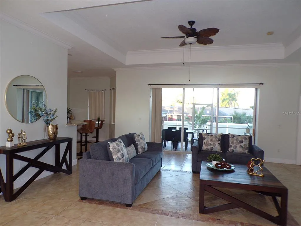 3 bed, 2.0 bath, 2101 sqft, $2,700 — Photo 3