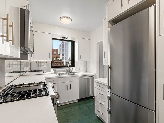 5th image of 190 E 72nd St APT 19B